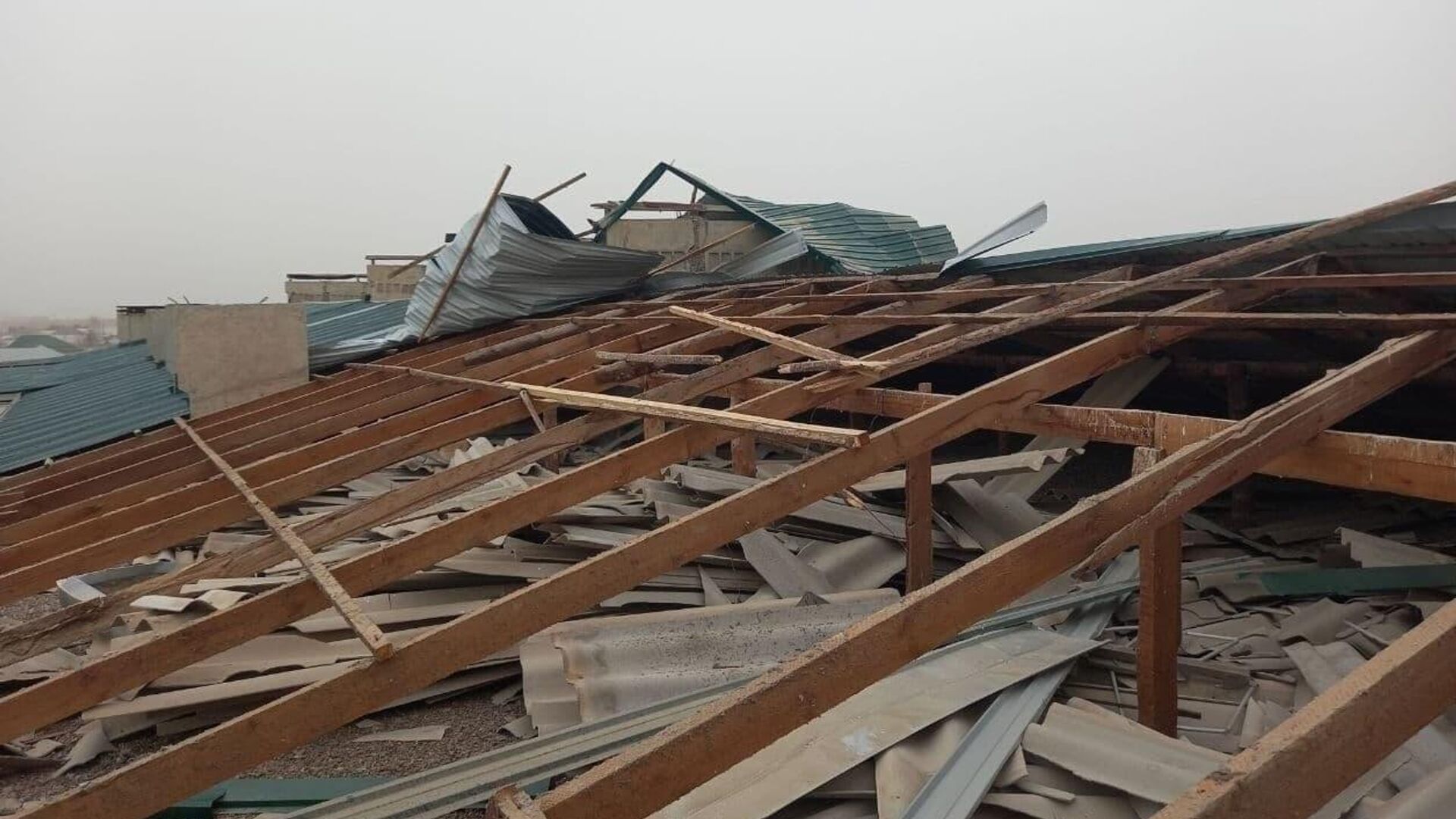 Сильный ветер сорвал крыши домов в Самарканде, Нукусе и Карши
 - Sputnik Узбекистан, 1920, 21.05.2022
