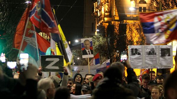 Участники народного митинга в поддержку России в Белграде - Sputnik Ўзбекистон