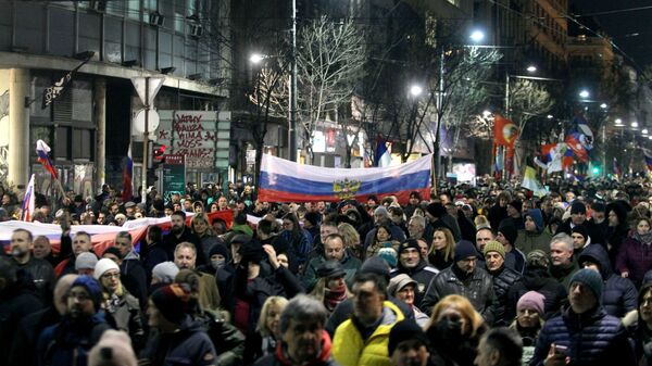 Участники народного митинга в поддержку России в Белграде - Sputnik Узбекистан