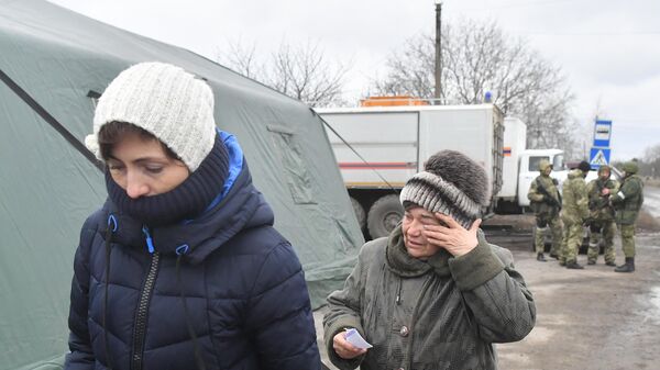 Беженцы с подконтрольной ВСУ территории в районе Мариуполя  - Sputnik Ўзбекистон