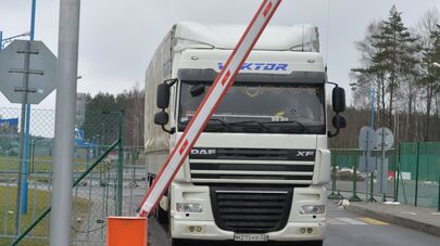 Грузовик на границе, архивное фото