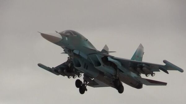 Istrebitel-bombardirovshik Su-34 v nebe Ukraini - Sputnik O‘zbekiston