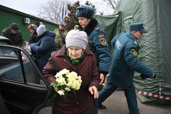 Одна из жительниц Мариуполя, самостоятельно покинувших город по гуманитарному коридору, на пункте встречи беженцев - Sputnik Узбекистан