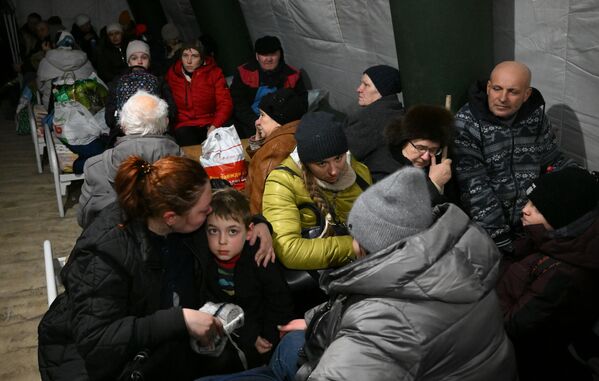 Беженцы из Мариуполя, добравшиеся до специального пункта, который организовали сотрудники МЧС ДНР, в селе Безыменное в Новоазовском районе - Sputnik Узбекистан