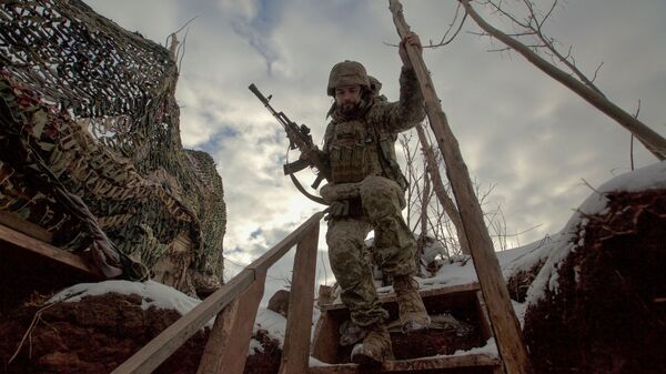 Украинский военный на линии соприкосновения возле Горловки в Донецкой области - Sputnik Узбекистан