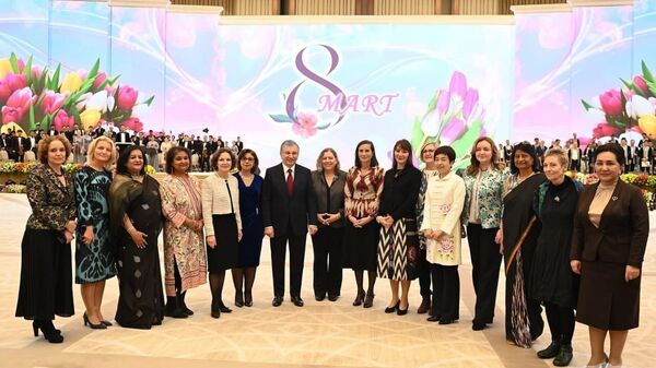 Шавкат Мирзиёев поздравил женщин с 8 марта - Sputnik Узбекистан