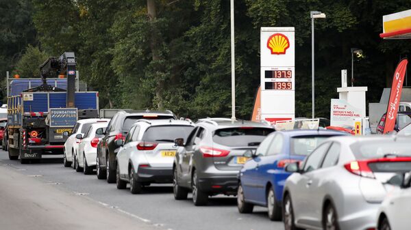 Очередь автомобилей на заправку возле заправочной станции Shell в Редборне, Великобритания - Sputnik Узбекистан