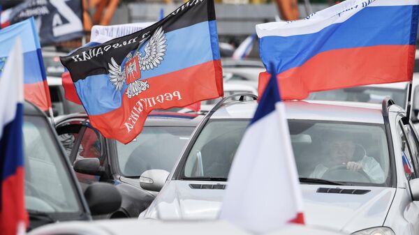 Автомобилисты принимают участие в масштабном автопробеге в Симферополе в поддержку Вооруженных сил России - Sputnik Узбекистан