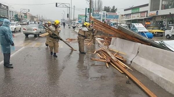Ветер сорвал крыши и повалил столбы в Кашкадарье - Sputnik Ўзбекистон
