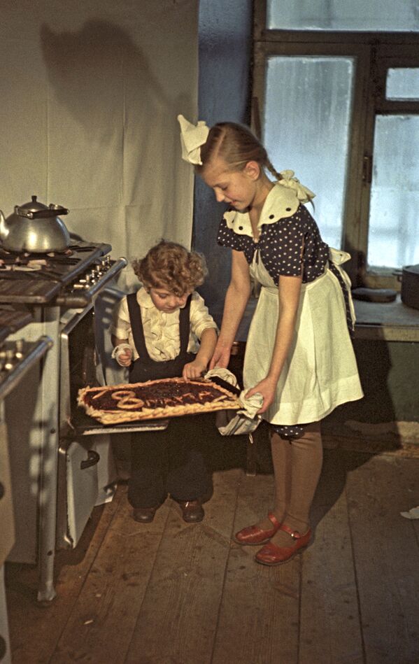 Международный женский день 8 Марта.  Дети испекли  пирог — подарок  маме. - Sputnik Узбекистан