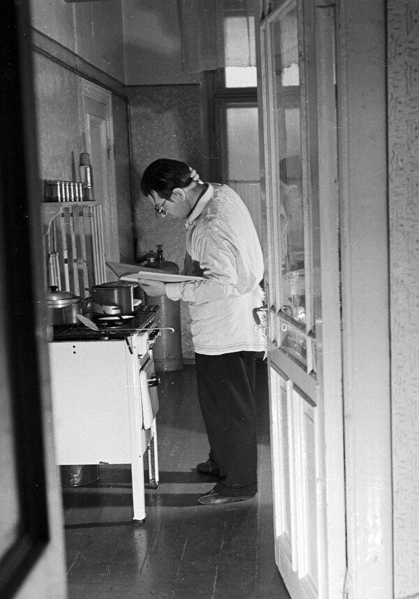 Мужчина варит обед для любимой жены в честь 8 Марта - Sputnik Узбекистан
