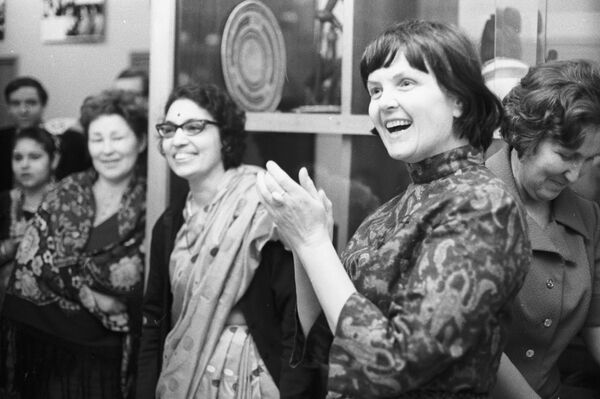 Советско-индийская встреча в Комитете советских женщин, посвященная Международному женскому дню, 1972 год - Sputnik Узбекистан