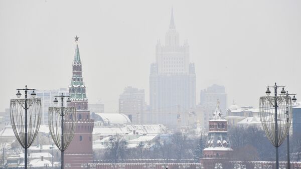 Вид на Кремль и здание Министерства иностранных дел РФ со стороны Большого Москворецкого моста в Москве - Sputnik Узбекистан