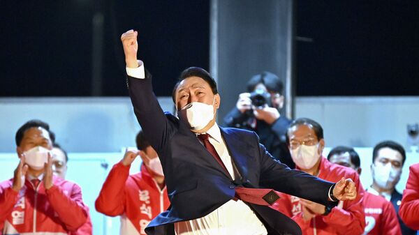 Избранные президент Южной Кореи Юн Сок Ель со своими сторонниками в Сеуле  - Sputnik Ўзбекистон