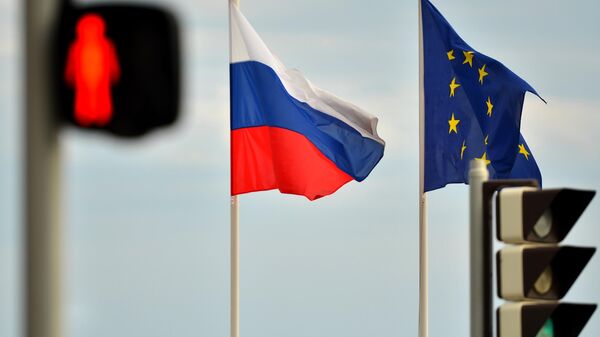 Flagi Rossii i YeS na naberejnoy Nissi - Sputnik O‘zbekiston