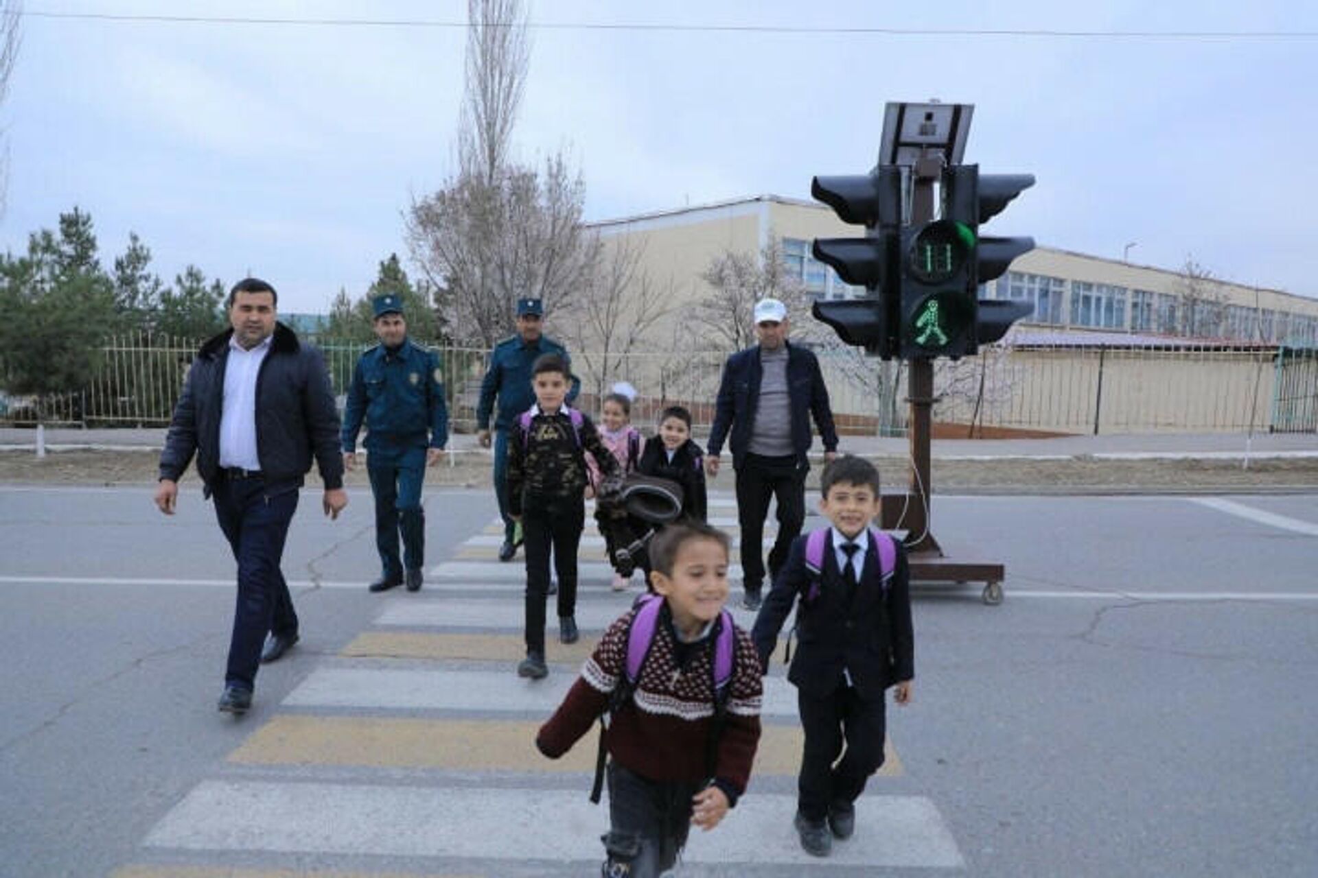 Перед школой в Намангане появился переносной светофор на солнечной энергии - Sputnik Узбекистан, 1920, 11.03.2022