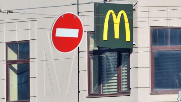 Вывеска на ресторане  Макдоналдс в Москве - Sputnik Ўзбекистон