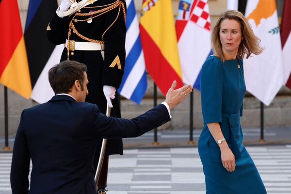 Президент Франции Эммануэль Макрон приветствует премьер-министра Эстонии Каю Каллас в Версальском дворце. - Sputnik Узбекистан