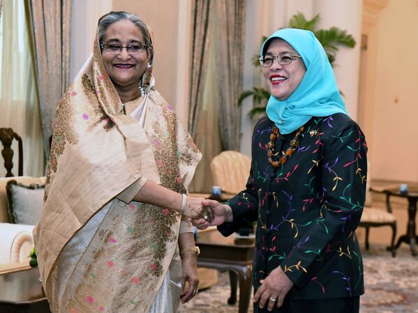 Премьер-министр Бангладеш Шейх Хасина (слева) приветствует президента Сингапура Халиму Якоб (справа). - Sputnik Узбекистан