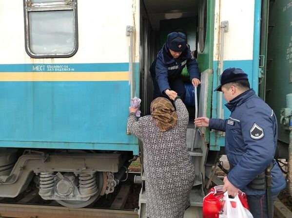 Для застрявших на Камчике пустили дополнительный поезд - Sputnik Узбекистан