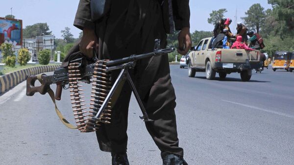 Боевик Талибана* на улице в афганском городе Герат - Sputnik Ўзбекистон