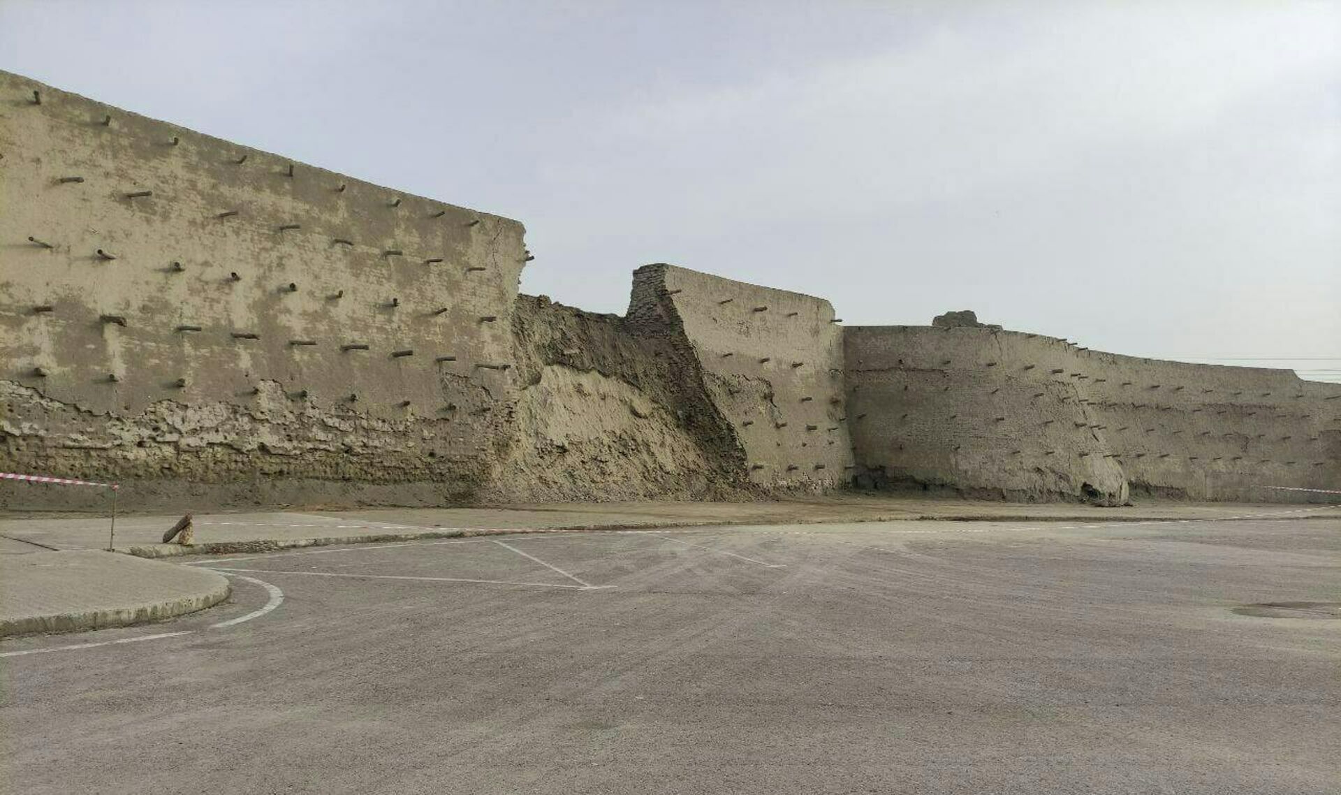 Обвалилась крепостная стена возле Ворот Талипоч - Sputnik Узбекистан, 1920, 14.03.2022