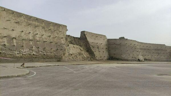 Обвалилась крепостная стена возле ворот Талипоч - Sputnik Узбекистан