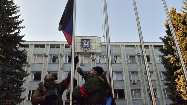 Boysi Narodnoy militsii DNR podnimayut gosudarstvenniy flag Doneskoy narodnoy respubliki v Volnovaxe - Sputnik O‘zbekiston