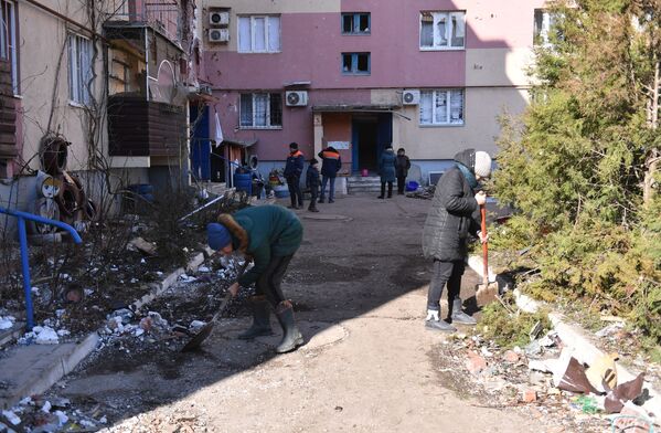 Местные жители убирают мусор во дворе жилого дома. - Sputnik Узбекистан