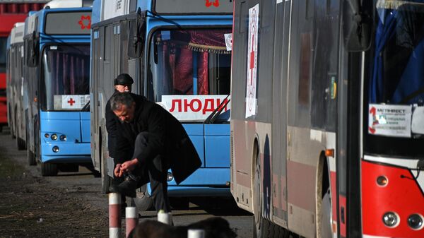 Гуманитарная колонна Красного креста на пути в Мариуполь - Sputnik Узбекистан