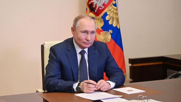Президент РФ В. Путин принял участие в церемонии поднятия флага на пароме Маршал Рокоссовский - Sputnik Ўзбекистон