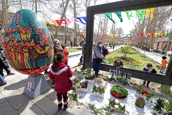 Праздник Навруз — отголосок зороастризма, отмечается в день весеннего равноденствия 20 или 21 марта, который считался первым днем весны и началом года. В Иране до сих пор блюдут древние традиции праздника. - Sputnik Узбекистан
