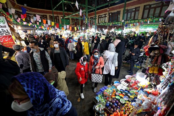 Базар в Тегеране в дни перед праздником традиционно полон покупателями, торгующимися за яркую посуду и праздничные украшения. - Sputnik Узбекистан