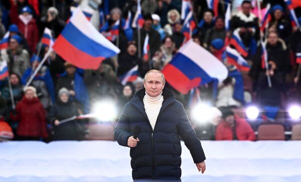 Президент РФ Владимир Путин выступает на митинге-концерте в Лужниках, посвященном воссоединению Крыма с Россией - Sputnik Узбекистан