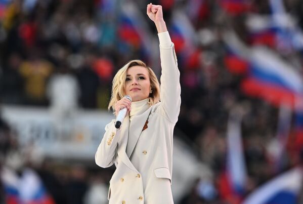 Певица Полина Гагарина выступает на митинге-концерте в Лужниках, посвященном воссоединению Крыма с Россией - Sputnik Узбекистан