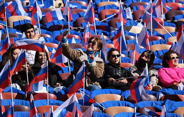 Люди собираются на трибунах стадиона Лужники на митинг-концерт, посвященный воссоединению Крыма с Россией - Sputnik Узбекистан