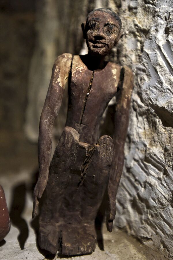 Деревянная статуэтка в одной из древних гробниц. Все артефакты в обнаруженных захоронениях хорошо сохранились.  - Sputnik Узбекистан