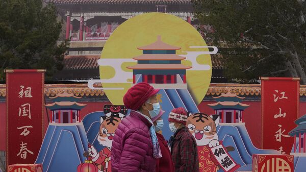 Пожилые женщины в масках идут по парку в Пекине - Sputnik Узбекистан