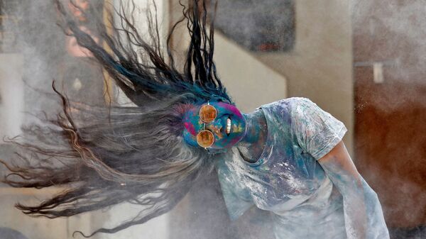 Женщина в цветной пудре во время празднования Холи в Ахмедабаде - Sputnik Узбекистан