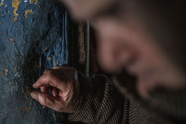 Вера Афанасьевна в комнате своего дома в селе Болотенное Луганской народной республики.  - Sputnik Узбекистан