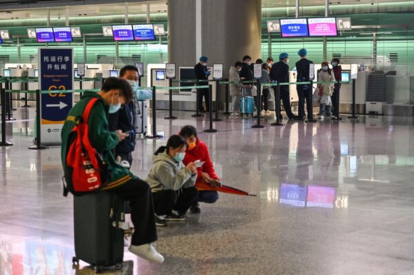 Пассажиры в Международном аэропорту Хунцяо у стойки China Eastern Airlines. - Sputnik Узбекистан