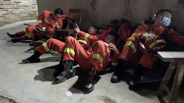 Спасатели отдыхают после тяжелой смены на месте крушения самолета. - Sputnik Узбекистан