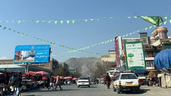 Флажки, развешанные на улице перед персидским Новым годом или фестивалем Новруз в Кабуле, Афганистан - Sputnik Ўзбекистон