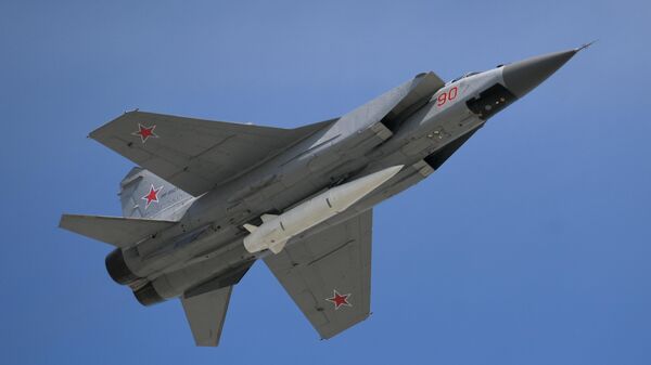 Mnogotselevoy istrebitel MiG-31 s giperzvukovoy raketoy Kinjal - Sputnik O‘zbekiston