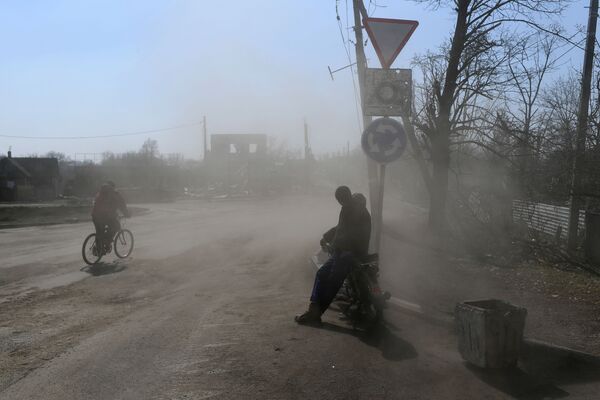 Жители города на разрушенной улице в Волновахе - Sputnik Узбекистан