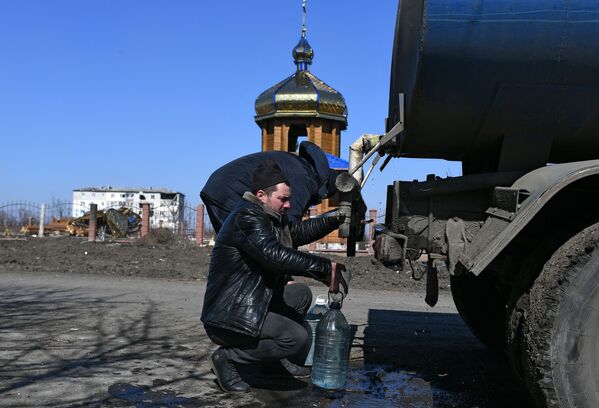 Жители города в очереди за водой в Волновахе - Sputnik Узбекистан