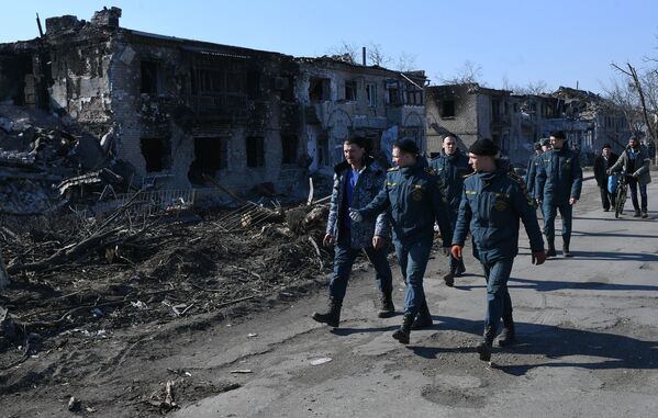 Курсанты академии МЧС ДНР осматривают разрушенные дома в Волновахе - Sputnik Узбекистан