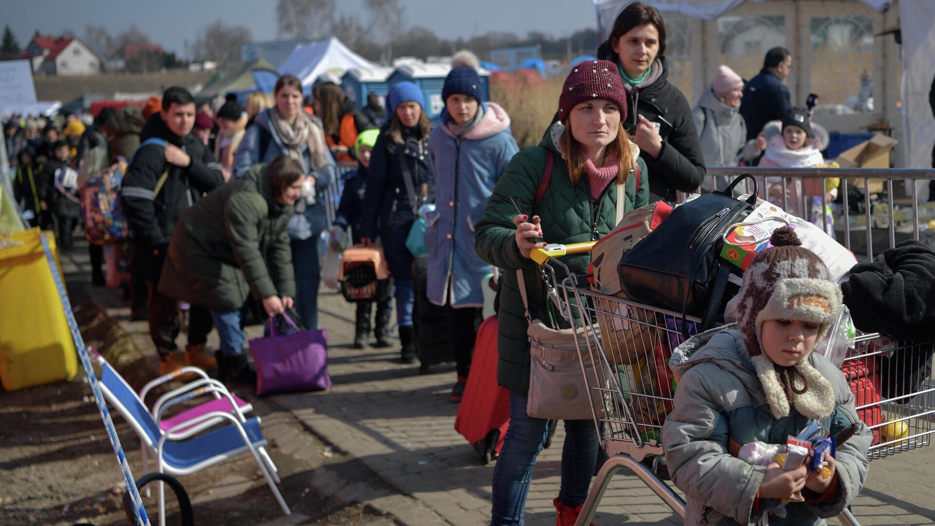 People walk to take further transportatipon after crossing the Ukrainian border into Poland in Medyka, southeastern Poland, on March 13, 2022. - Sputnik O‘zbekiston, 1920, 22.03.2022