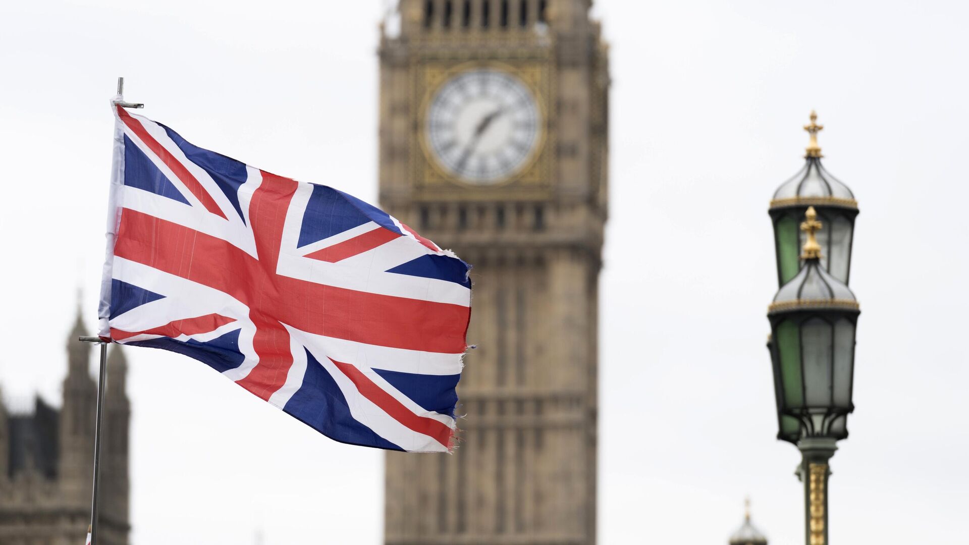 Флаг Великобритании на фоне Вестминстерского дворца в Лондоне. - Sputnik Узбекистан, 1920, 22.08.2022