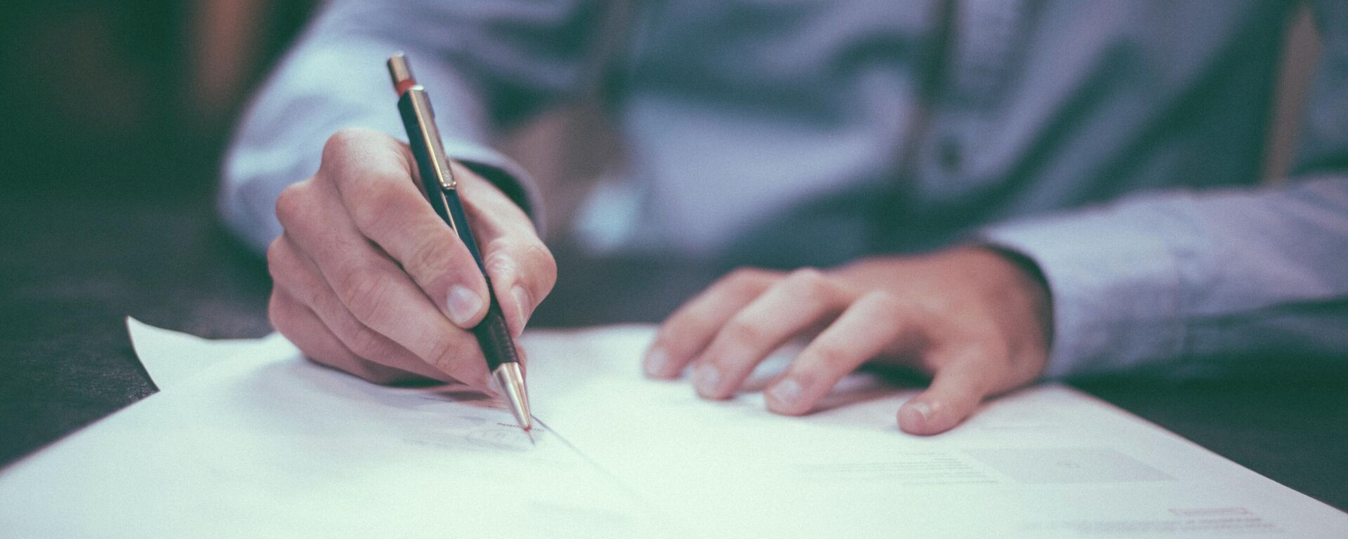 Бумага, руки, ручка - Sputnik Ўзбекистон, 1920, 26.12.2025